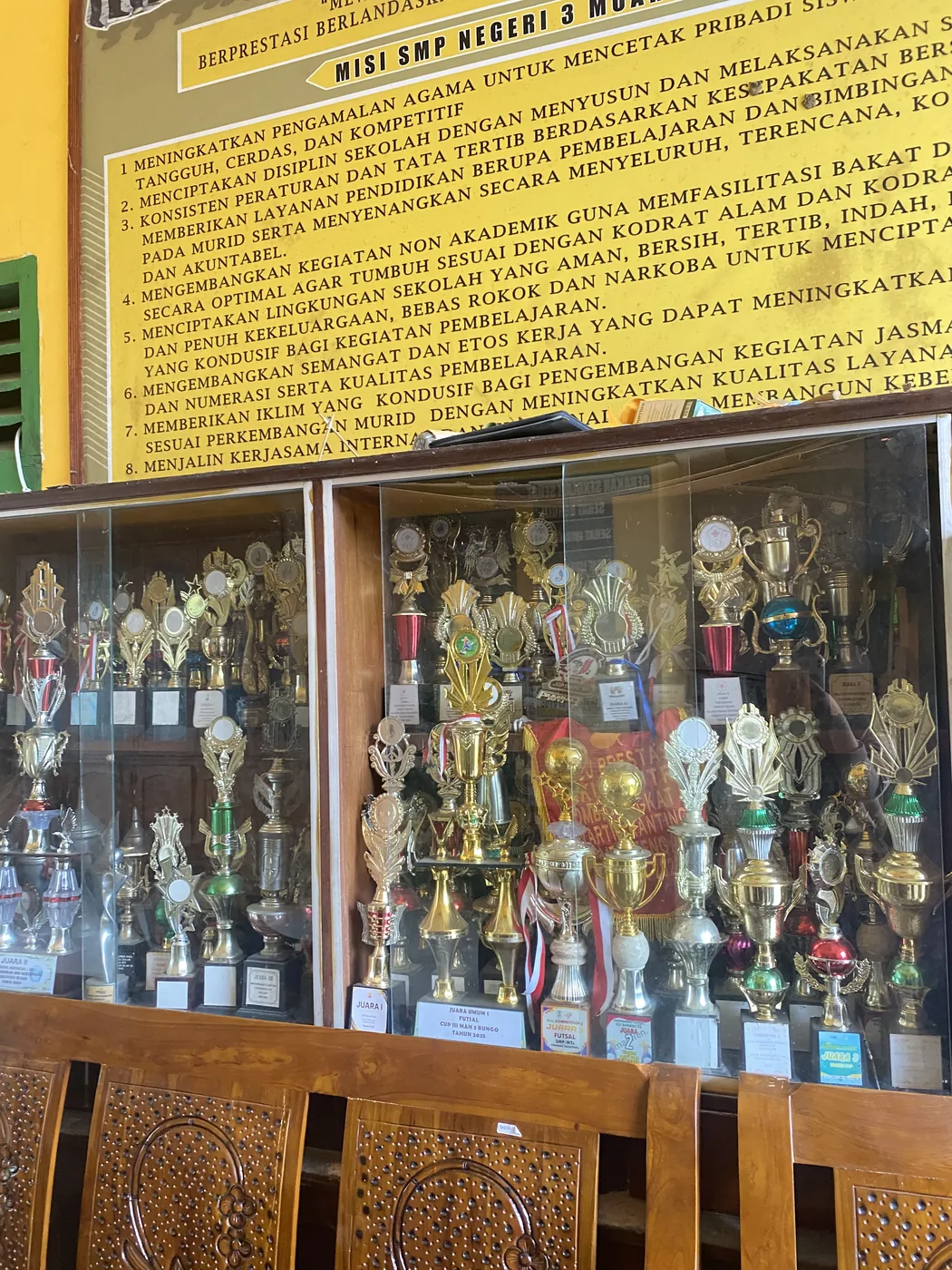 Koleksi piala prestasi siswa